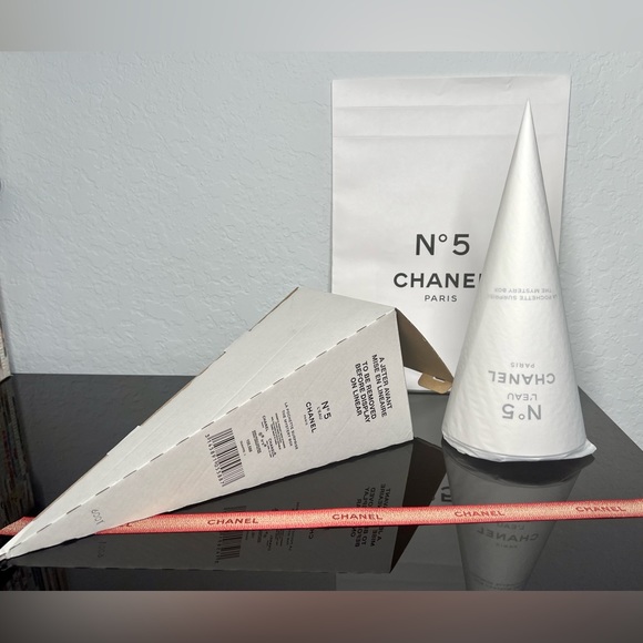 CHANEL N°5 L’EAU The Mystery Box Factory 5 Collection Pochette SET PLUS GIFT BAG - Picture 2 of 9